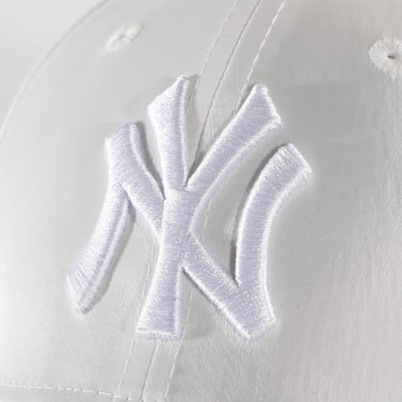 New Era - Casquette Femme 9Forty Satin 12489923 New York Yankees Blanc