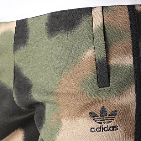 Adidas Originals - Pantalon Jogging A Bandes Camo AOP GN1894 Vert Kaki Camouflage