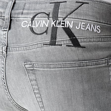 Calvin Klein - Short Jean Slim 7741 Gris