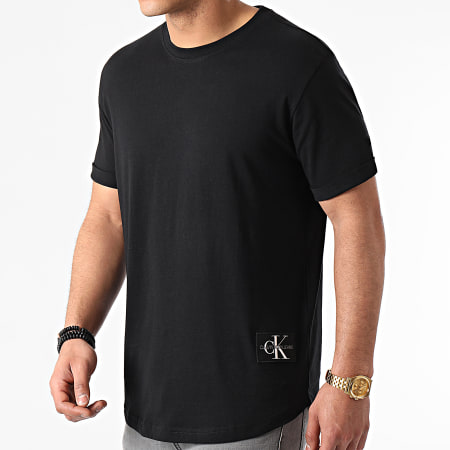 Calvin Klein - Maglietta con distintivo oversize con maniche risvoltate Nero