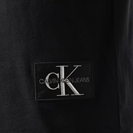 Calvin Klein - Maglietta con distintivo oversize con maniche risvoltate Nero