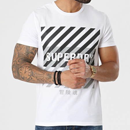 Superdry - Tee Shirt Réfléchissant Training Coresport Graphic MS310184A Blanc