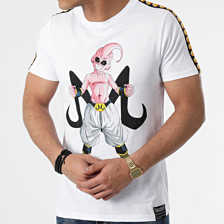 Dragon Ball Z - Majin Bu davanti a una maglietta a righe bianche