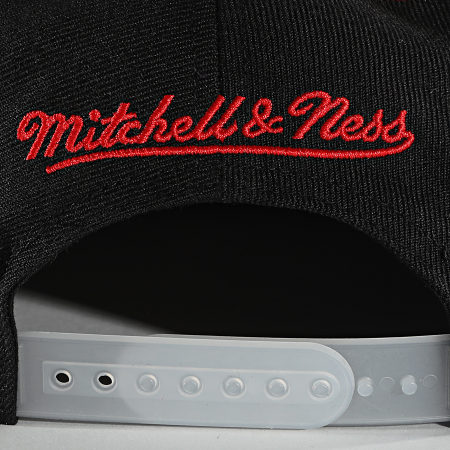 Mitchell and Ness - Casquette Snapback S21HW021 Chicago Bulls Noir Réfléchissant