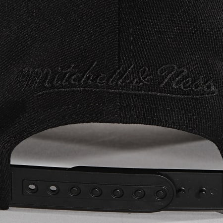 Mitchell and Ness - Casquette Snapback Blacklight 6HSSMM19476 Brooklyn Nets Noir