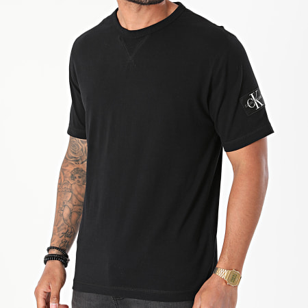 Calvin Klein - Maglietta con distintivo monogramma sulla manica 4051 Nero