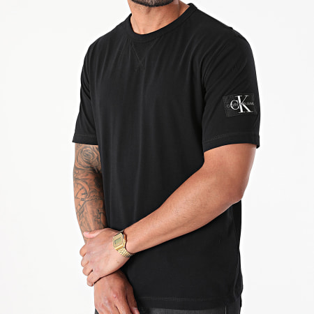 Calvin Klein - Maglietta con distintivo monogramma sulla manica 4051 Nero