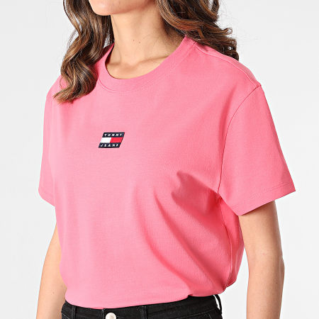 Tommy Jeans - Camiseta de mujer con escudo central 0404 Rosa