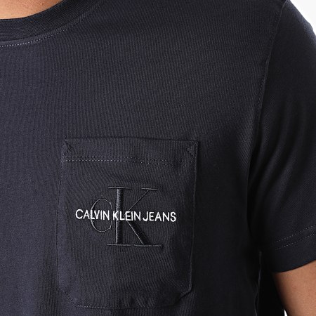 Calvin Klein - Camiseta con bolsillo con bordado de monograma 9098 Azul marino