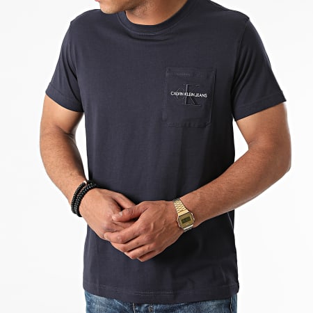Calvin Klein - Tee Shirt Poche Monogram Embroidery 9098 Bleu Marine
