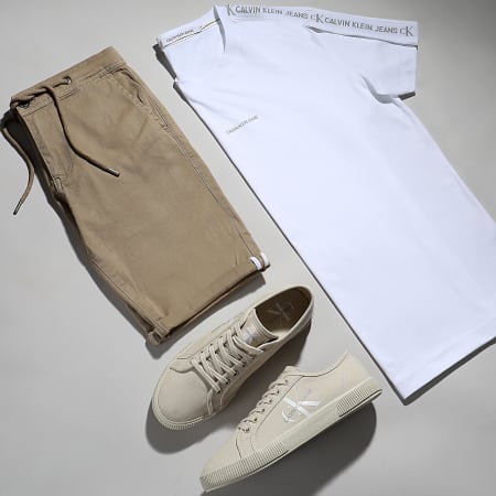 Calvin Klein - Maglietta con logo jacquard sulla spalla 8456 Bianco