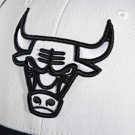 Mitchell and Ness - Casquette Front Post Stretch Chicago Bulls Noir Blanc