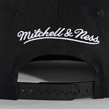 Mitchell and Ness - Casquette Front Post Stretch Chicago Bulls Noir Blanc