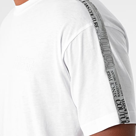Versace Jeans Couture - Tee Shirt A Bandes Regular Tape Logo 71GAH6R9-J0001 Blanc Réfléchissant