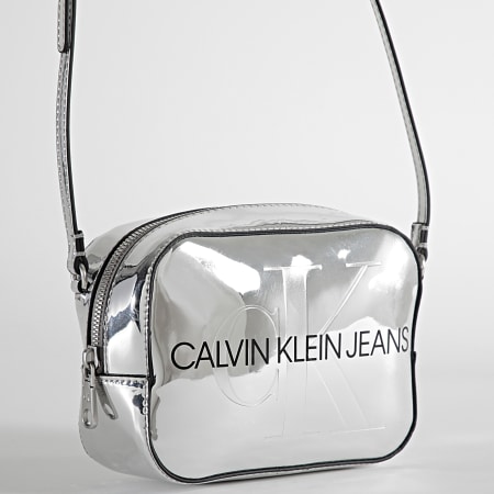 Calvin Klein - Sac A Main Femme Sculpted Camera Bag 8377 Chrome