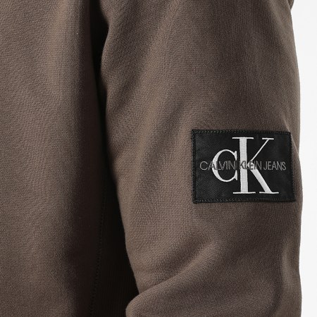 Calvin Klein - Sudadera con cuello redondo y manga con monograma 4035 Verde caqui oscuro