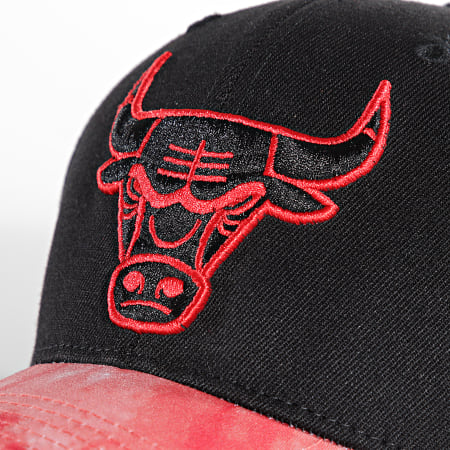 Mitchell and Ness - Casquette Tie Dye Classic Chicago Bulls Noir Rouge