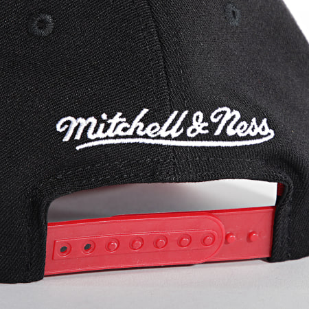 Mitchell and Ness - Cappello Chicago Bulls classico a 2 toni con scritte ad arco nero rosso