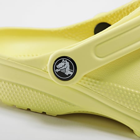 Crocs - Sandali classici da donna in giallo pallido
