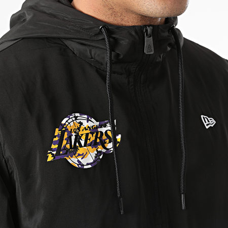 New Era - Cortavientos con estampado de relleno de temporada y cuello con cremallera de Los Angeles Lakers 12869799 negro