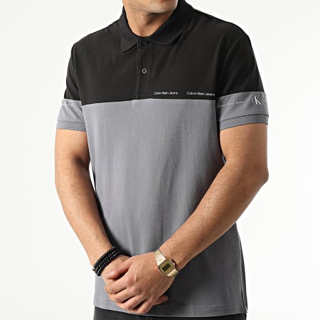 Calvin Klein - Camiseta polo de manga corta con bloques de colores y logo repetido 9674 gris negro