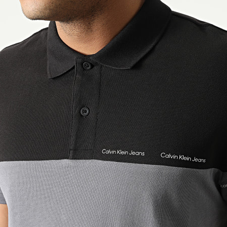 Calvin Klein - Camiseta polo de manga corta con bloques de colores y logo repetido 9674 gris negro