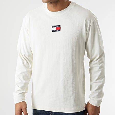 Tommy Jeans - Camiseta de manga larga con insignia de Tommy 0932 Blanco roto