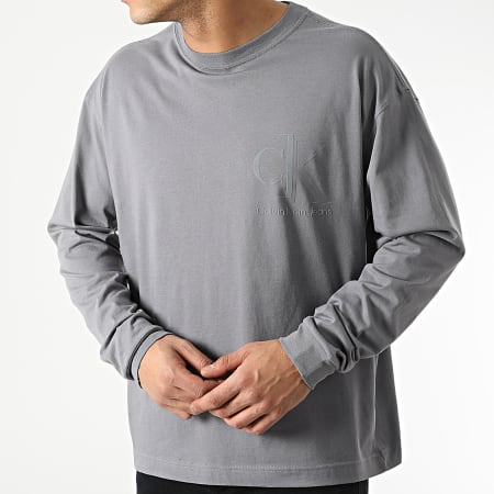 Calvin Klein - Camiseta de manga larga con gráfico empalmado en la espalda 9720 Gris