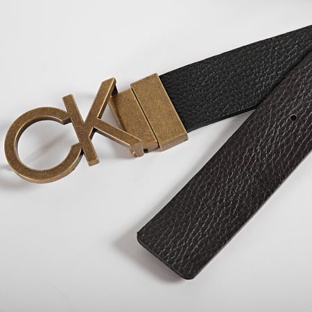 Calvin Klein - Cinturón Ajustable Reversible CK Metal Gold 8159 Negro