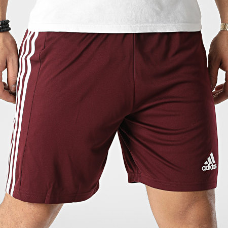 Adidas Sportswear - GN8083 Pantaloncini da jogging con bande bordeaux
