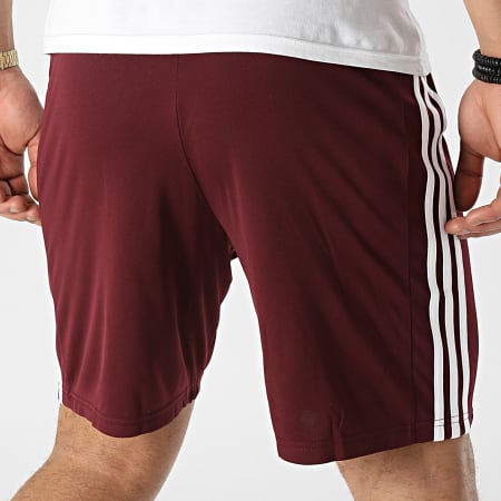 Adidas Sportswear - GN8083 Pantaloncini da jogging con bande bordeaux