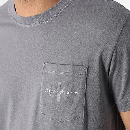 Calvin Klein Jeans - Tee Shirt Poche Monogram Logo 9876 Gris