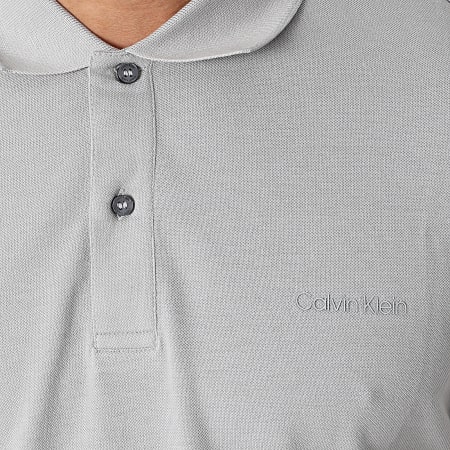 Calvin Klein - Polo de manga corta con cinta con logo a tono 8071 Gris