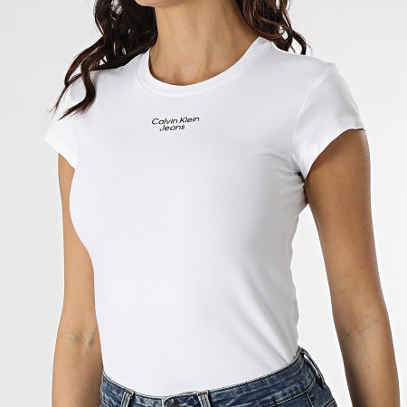 Calvin Klein - Tee Shirt Femme Stacked Logo 8707 Blanc
