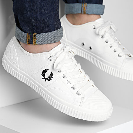 Fred Perry - Baskets Hughes Low Canvas FPB8108 Light Ecru