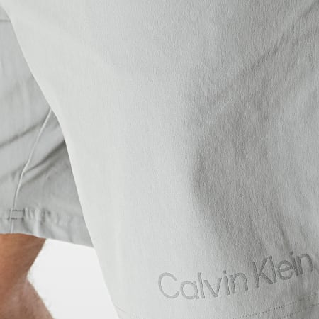 Calvin Klein - GMS2S805 Pantalón corto de jogging con banda gris