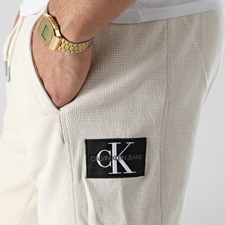 Calvin Klein - Pantaloncini da jogging con stemma Monogram in Waffle 7986 Beige