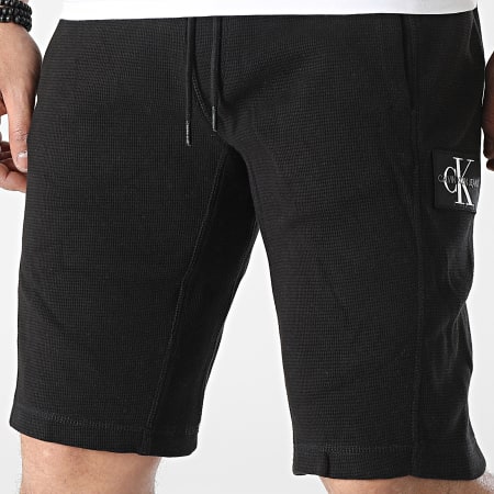 Calvin Klein - Pantaloncini da jogging con stemma Monogram Wafle 7986 Nero