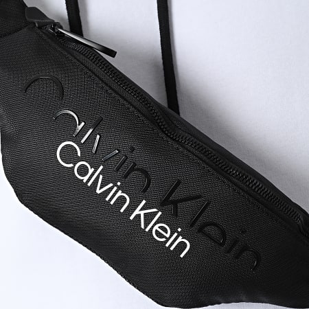 Calvin Klein - Bolsa Banana Código 8714 Negro