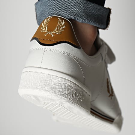 Fred Perry - Baskets B722 Leather Porcelain