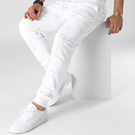 Calvin Klein Jeans - Pantalon Jogging Logo AOP 0586 Blanc Beige