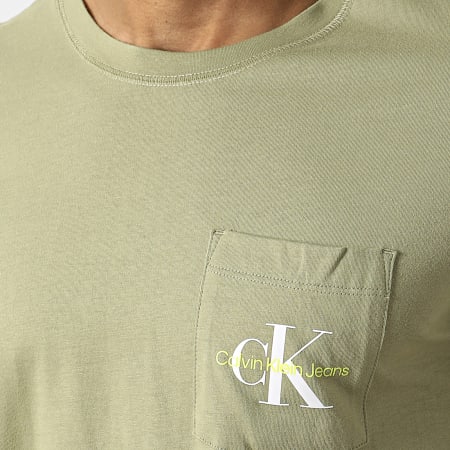 Calvin Klein Jeans - Tee Shirt Poche Monogram Logo 9876 Vert Kaki Clair