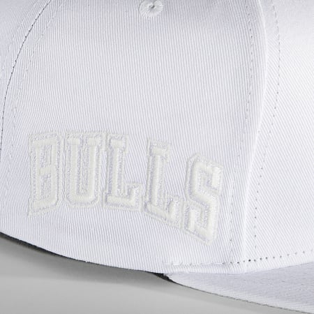 Mitchell and Ness - Casquette Snapback Reactive Chicago Bulls Blanc