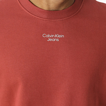 Calvin Klein - Felpa girocollo con logo impilato 0044 rosso mattone