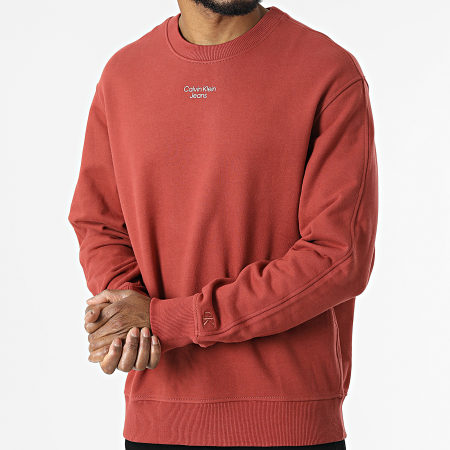 Calvin Klein - Sudadera de cuello redondo con logo apilado 0044 Brick Red