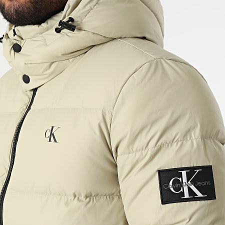 Calvin Klein - Chaqueta con capucha Essential Down 8412 Beige