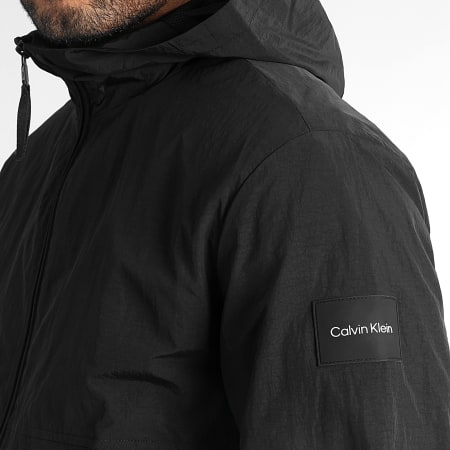 Calvin Klein - Nylon rugoso 8627 Giacca nera con cappuccio e collo a zip