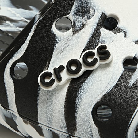 Crocs - Claquettes Classic Marbled Slide Noir Blanc