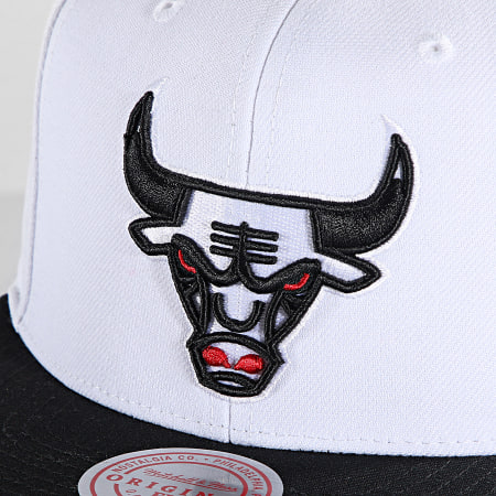 Mitchell and Ness - Casquette Snapback Core Basic Chicago Bulls Blanc Noir