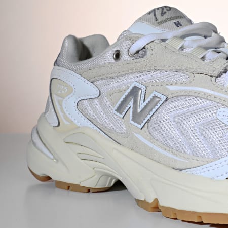 New Balance - ML725T Sneakers in osso bianco argento metallizzato